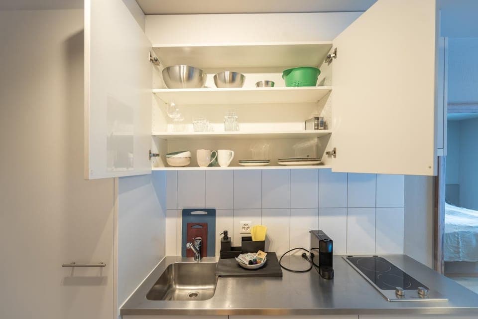 Coffee/tea facilities, Kitchen or kitchenette, stove