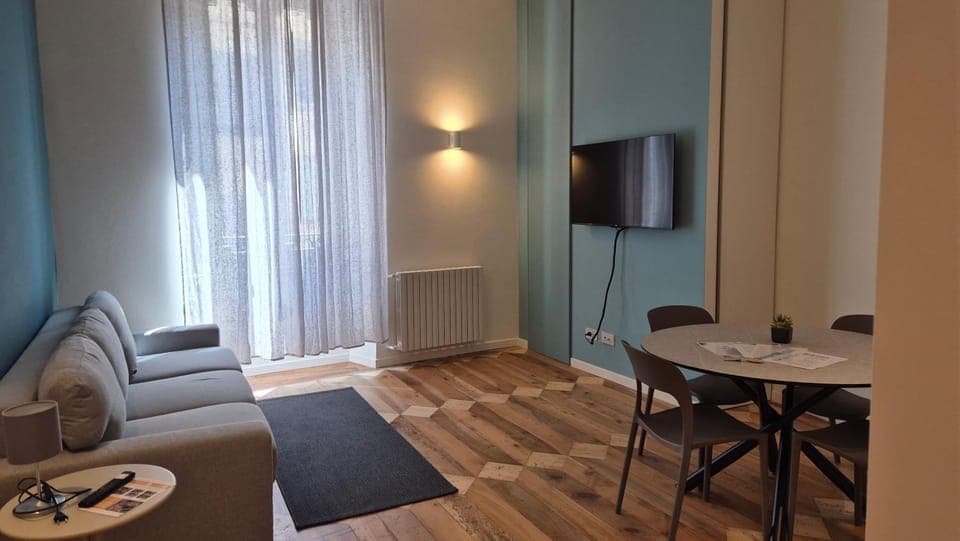 TV and multimedia, Living room, Seating area, Dining area