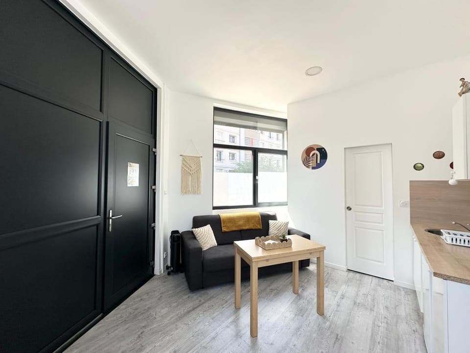 Bed, Living room, Seating area, Bedroom