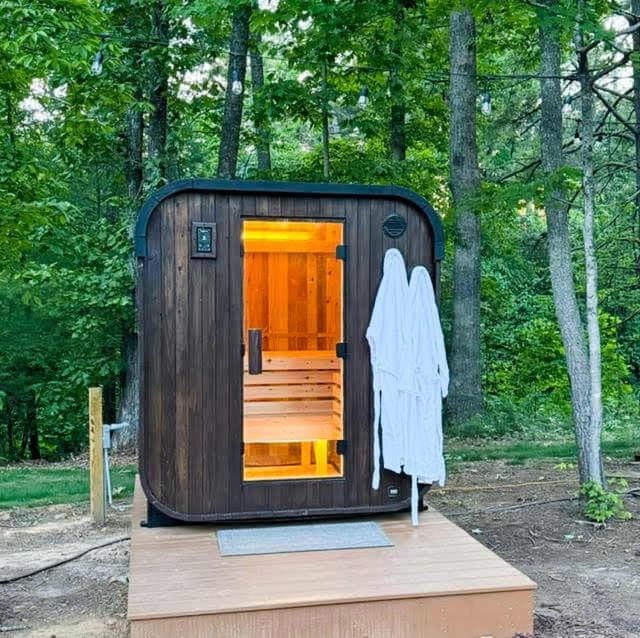 2 miles to Downtown, Hot Tub, Sauna, Fire Pit, Game Room, Bar, kitchenette, Pool Table, Universal Tesla EV Connector House in Woodfin