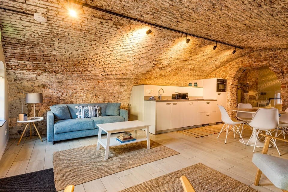 Kitchen or kitchenette, Living room, Seating area, Dining area