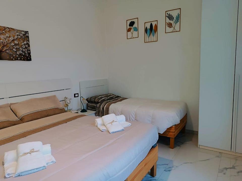 Photo of the whole room, Bedroom