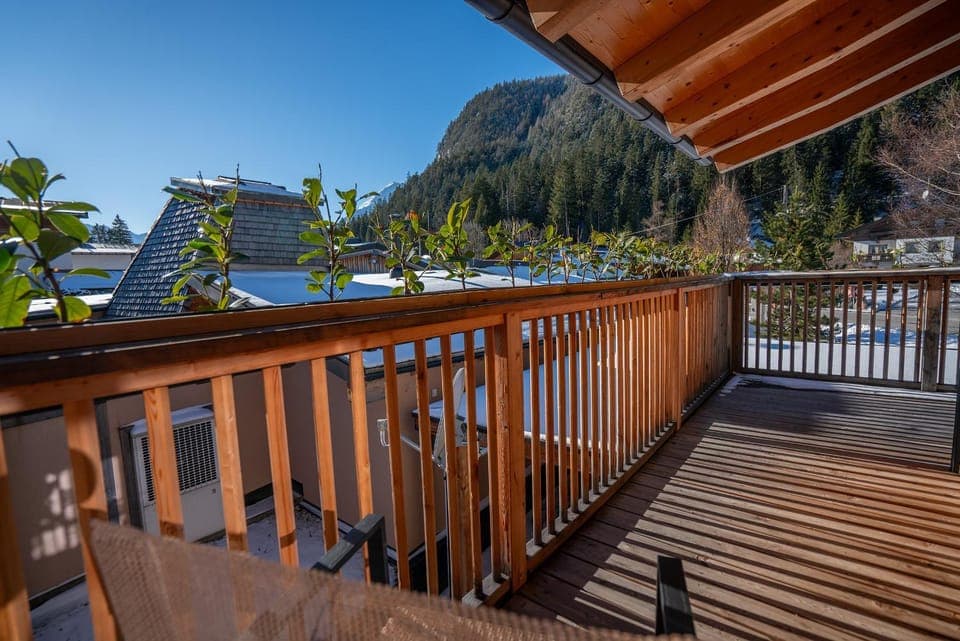 View (from property/room), Balcony/Terrace, Mountain view