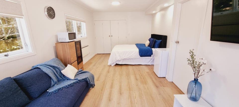 Bed, TV and multimedia, Photo of the whole room