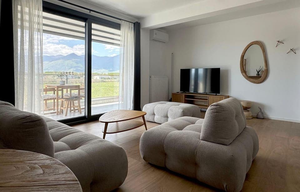 Natural landscape, TV and multimedia, Living room, Seating area, Evening entertainment, Mountain view