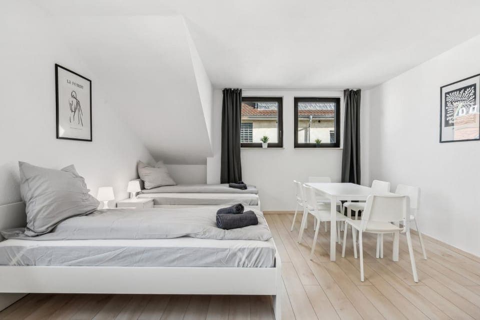 Bed, Photo of the whole room, Seating area, Dining area, Bedroom, towels