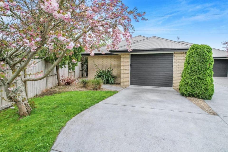 Property building, Natural landscape, Garden, Parking