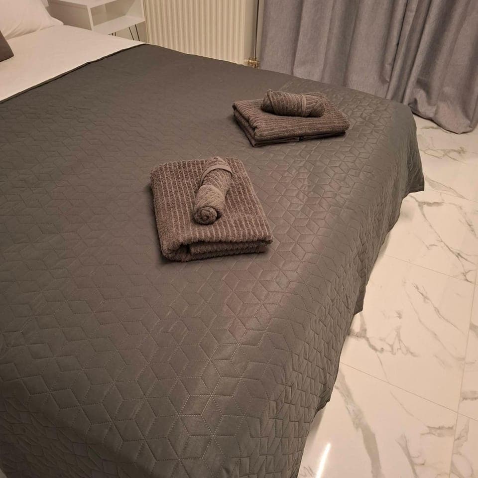 Bed, towels