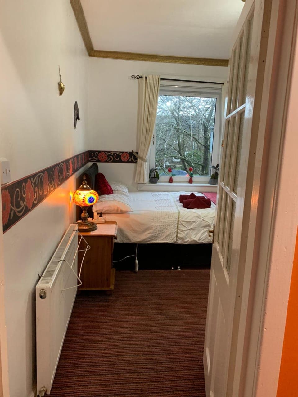 Photo of the whole room, internet