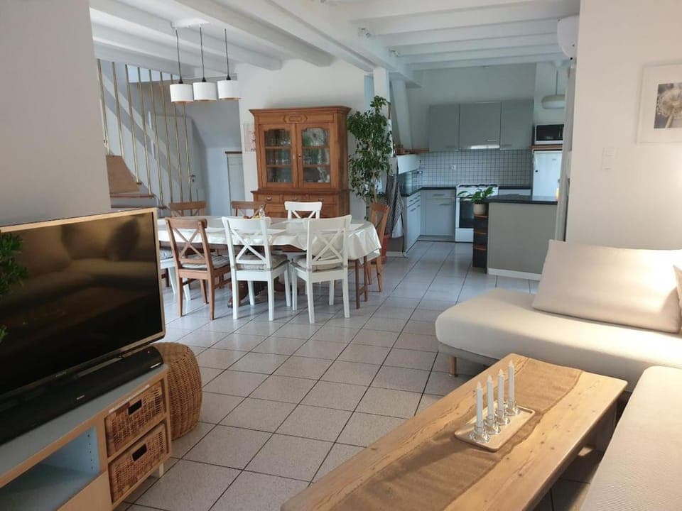 TV and multimedia, Kitchen or kitchenette, Living room, Dining area, oven, stove