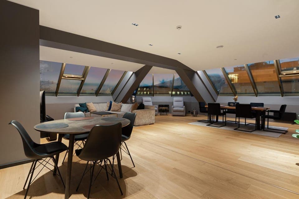 View (from property/room), View (from property/room), Living room, Seating area, Dining area, City view, City view