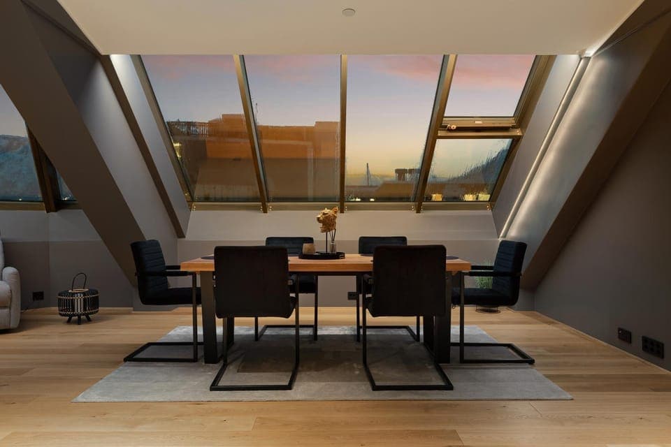 View (from property/room), View (from property/room), Seating area, Dining area, City view, City view