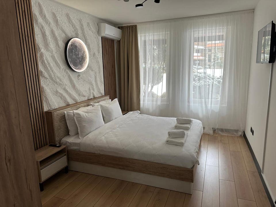 Bed, Photo of the whole room, Bedroom, towels