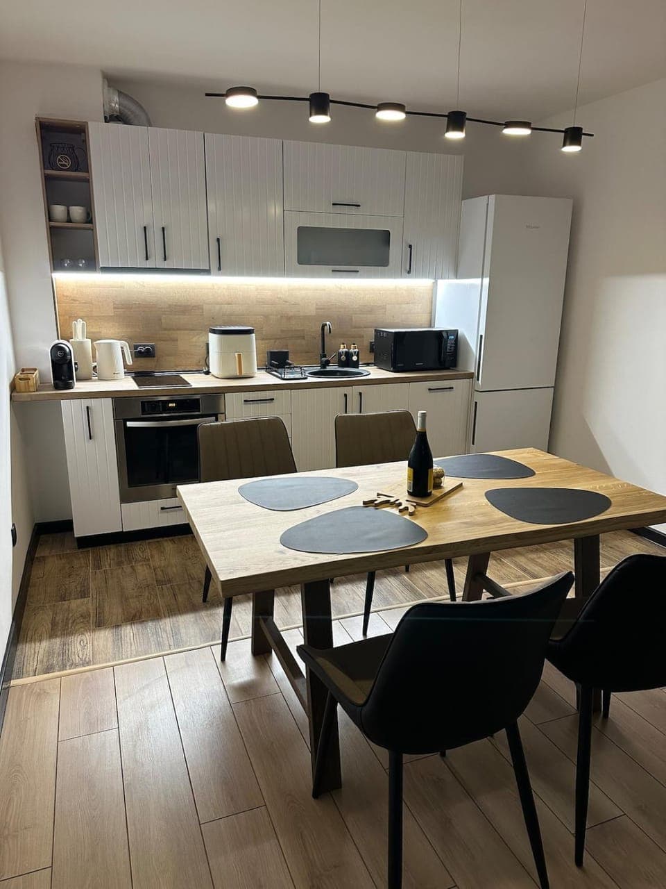 Kitchen or kitchenette, Dining area, dishwasher, oven