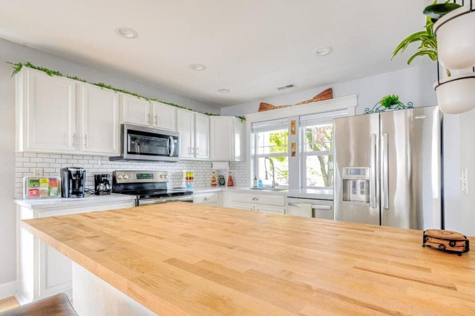 Coffee/tea facilities, Kitchen or kitchenette, dishwasher, stove, toaster