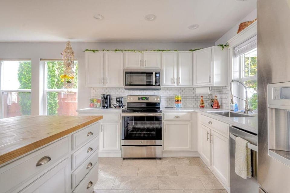 Coffee/tea facilities, Kitchen or kitchenette, dishwasher, oven, stove, toaster