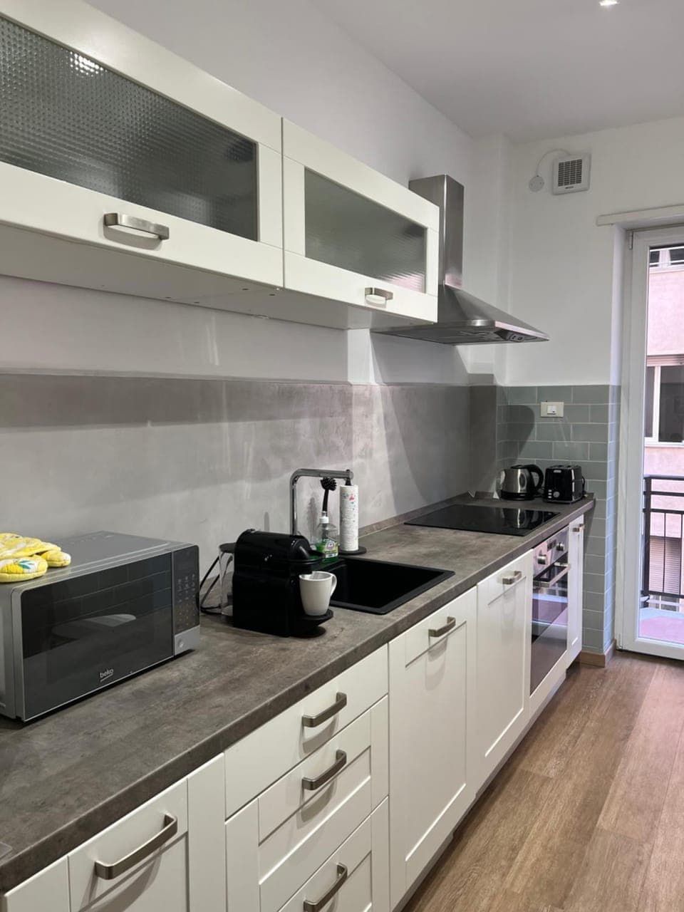 Coffee/tea facilities, Kitchen or kitchenette, dishwasher, microwave, oven, stove, toaster