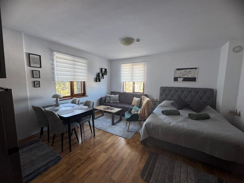 View (from property/room), Photo of the whole room, Bedroom, City view, Mountain view, Dinner, Time of day, Family, furniture, kitchen