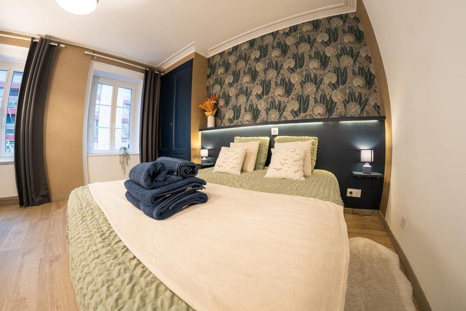 Photo of the whole room, Bedroom