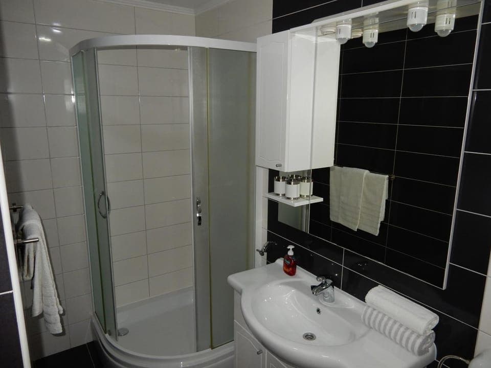 Shower, Toilet, Bathroom, towels