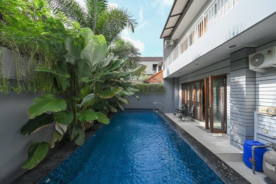 Swimming pool, sunbed