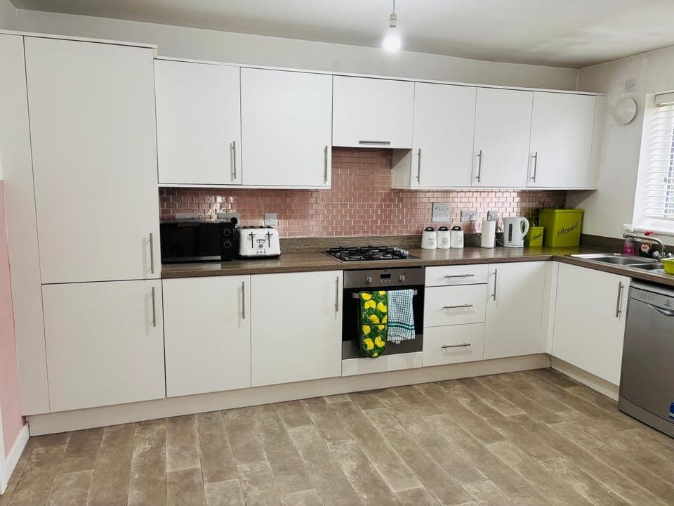 Coffee/tea facilities, Kitchen or kitchenette, dishwasher, oven, stove, toaster