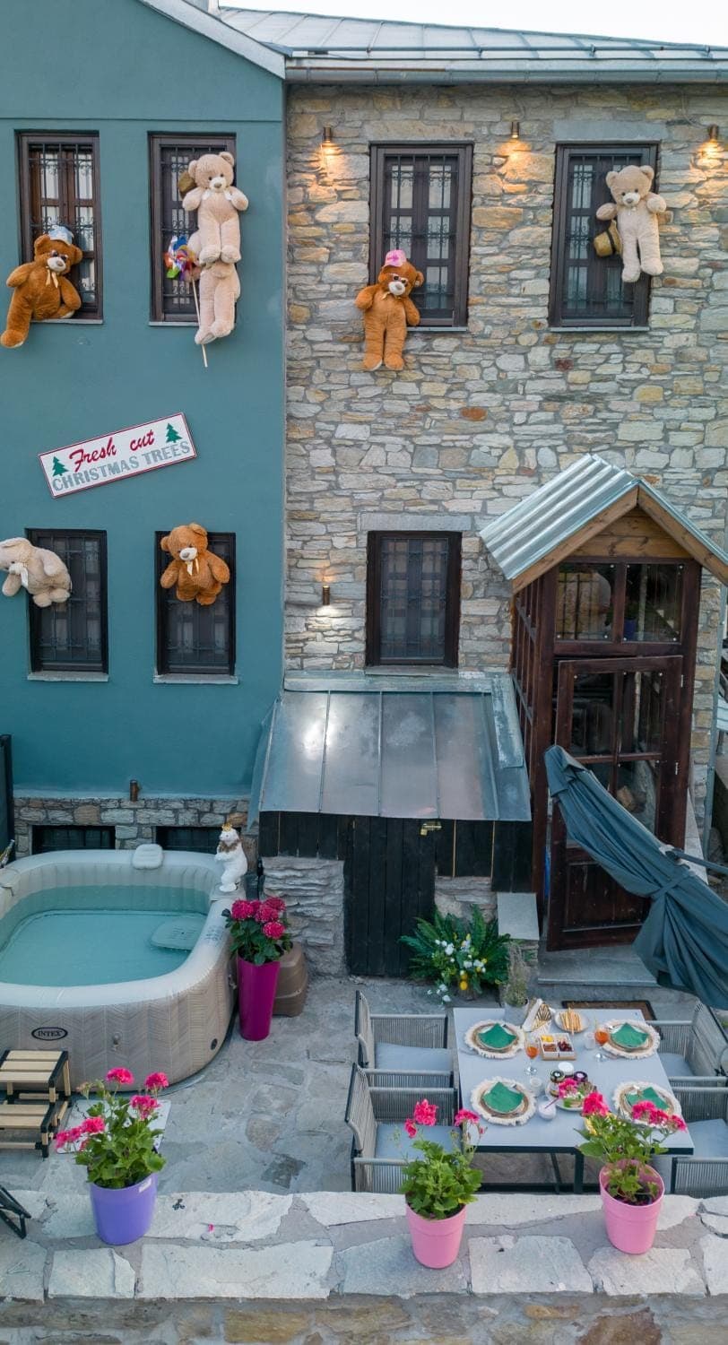 Property building, Patio, Day, Hot Tub, Hot Tub, Swimming pool