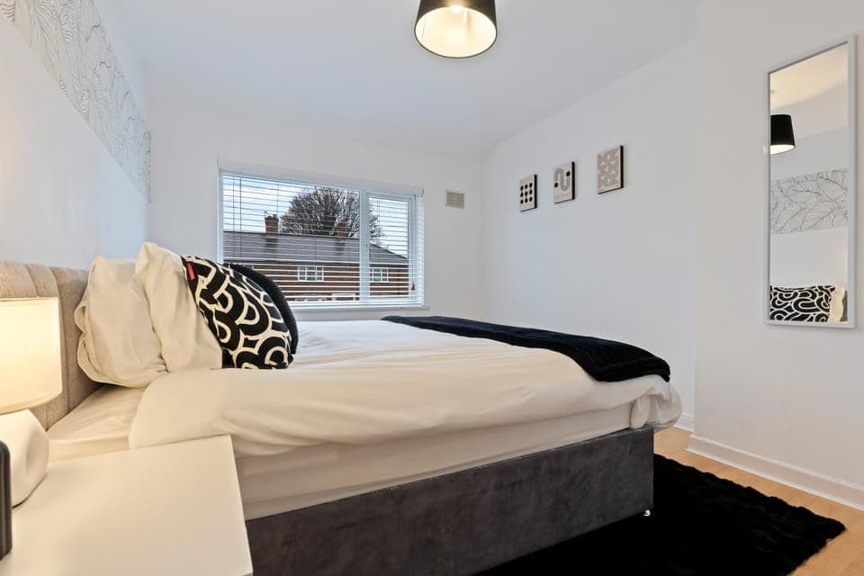 Property building, Bed, Bedroom