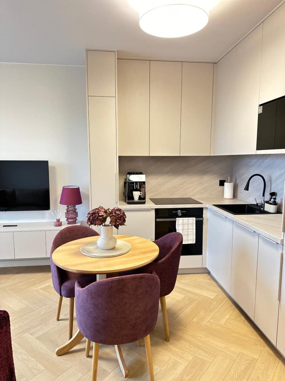 Coffee/tea facilities, Kitchen or kitchenette, Seating area, Dining area, oven, stove