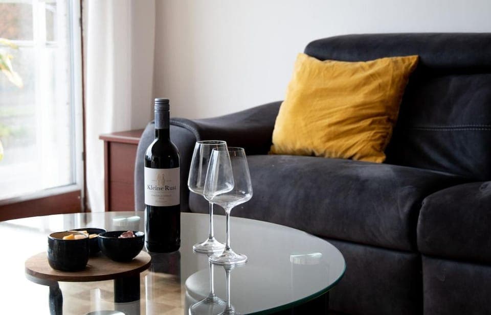 Living room, Food and drinks, Seating area