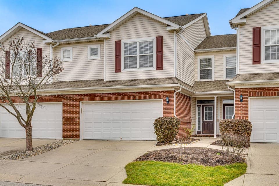 Close to Main Street: Townhome in Zionsville House in Carmel