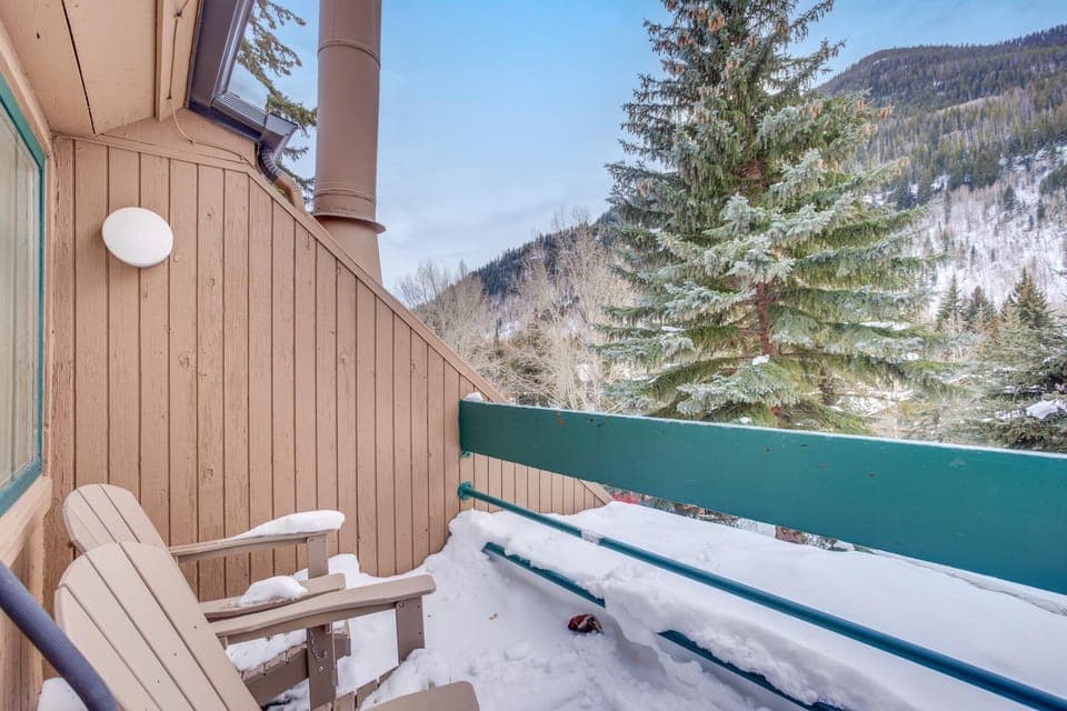 4 Mi to Vail Ski Resort: Cozy Getaway w/ Deck! Apartment in Vail