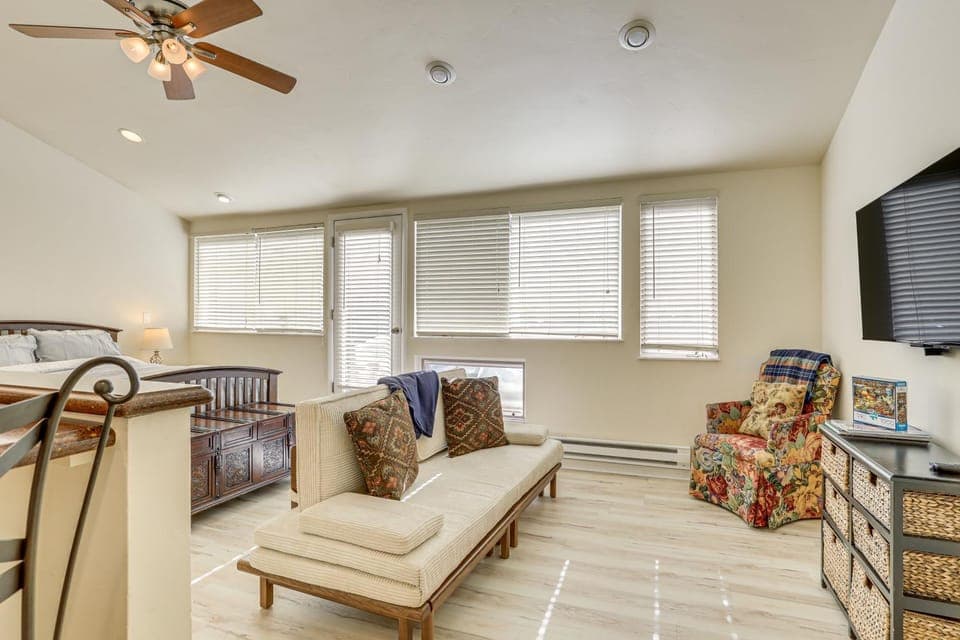 4 Mi to Vail Ski Resort: Cozy Getaway w/ Deck! Apartment in Vail