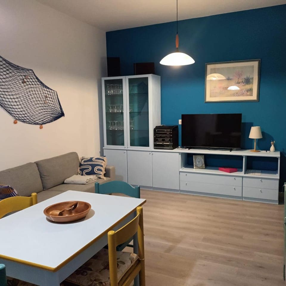 TV and multimedia, Kitchen or kitchenette, Living room, Seating area, Dining area