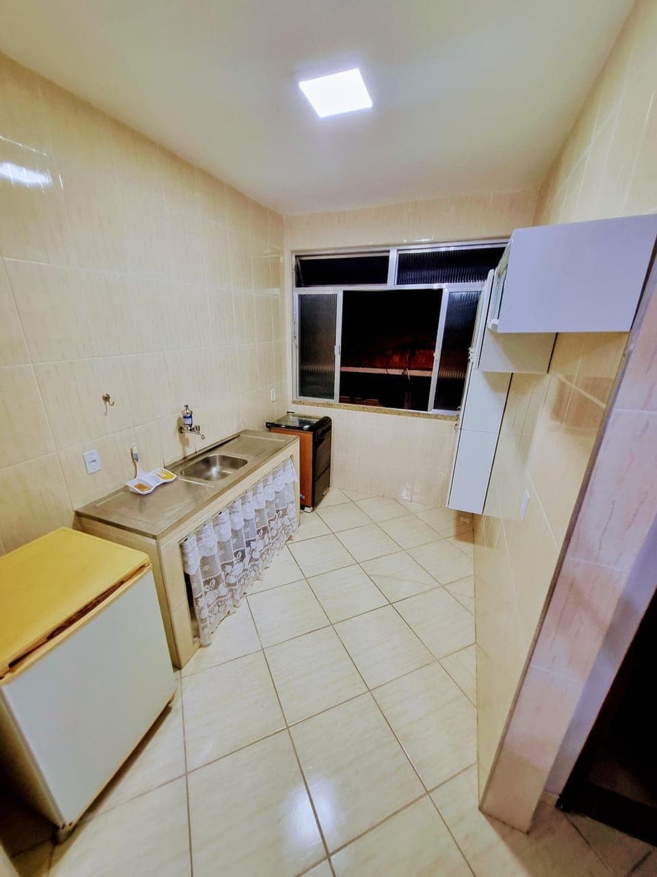 Kitchen or kitchenette, minibar, stove
