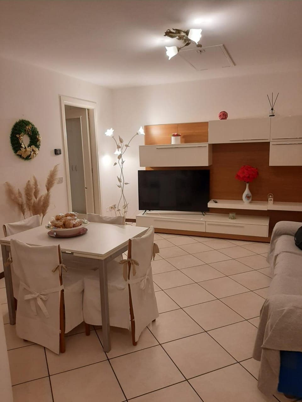 Kitchen or kitchenette, Living room, Seating area, Dining area, stove