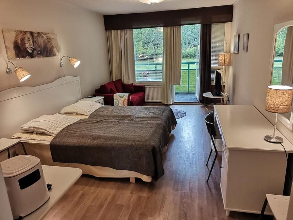 Bed, TV and multimedia, Living room, Photo of the whole room, Seating area