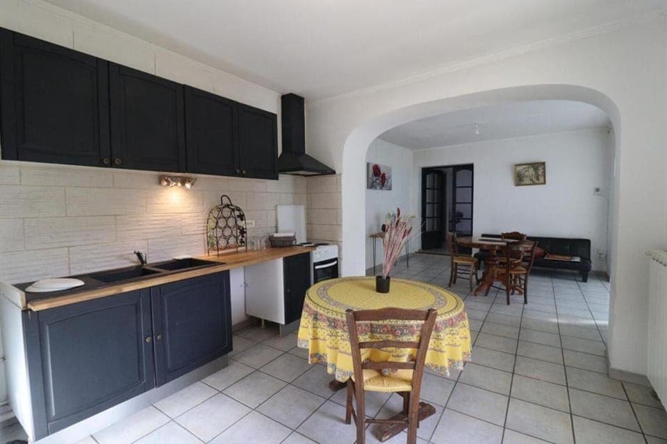 Kitchen or kitchenette, Seating area, stove