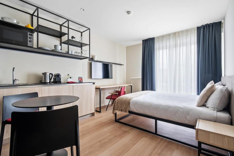 Bed, Photo of the whole room, Seating area, Dining area, Bedroom, kitchen