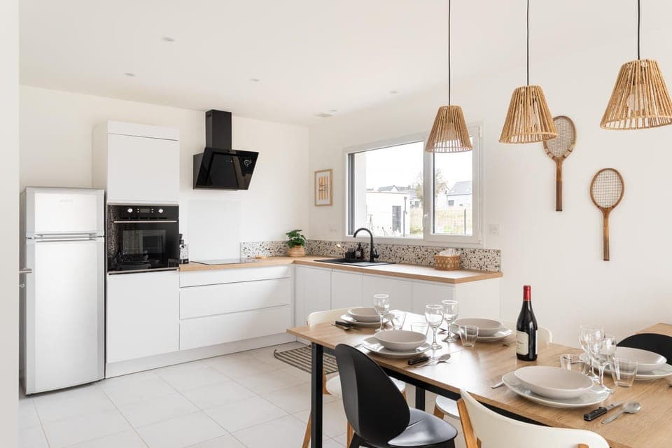 Kitchen or kitchenette, Dining area