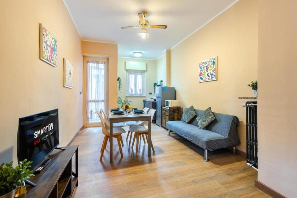 TV and multimedia, Kitchen or kitchenette, Living room, Seating area, Dining area