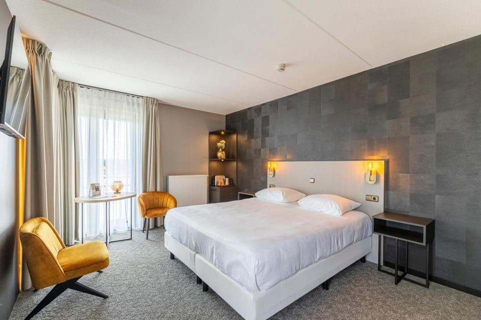 Bed, Seating area, Bedroom