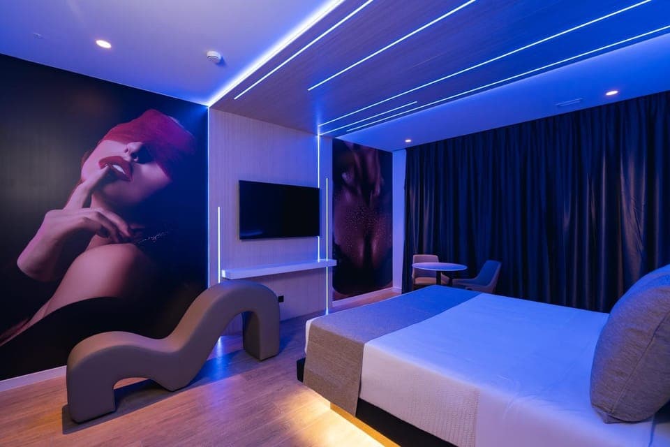 Bed, TV and multimedia, Photo of the whole room, heating, room service