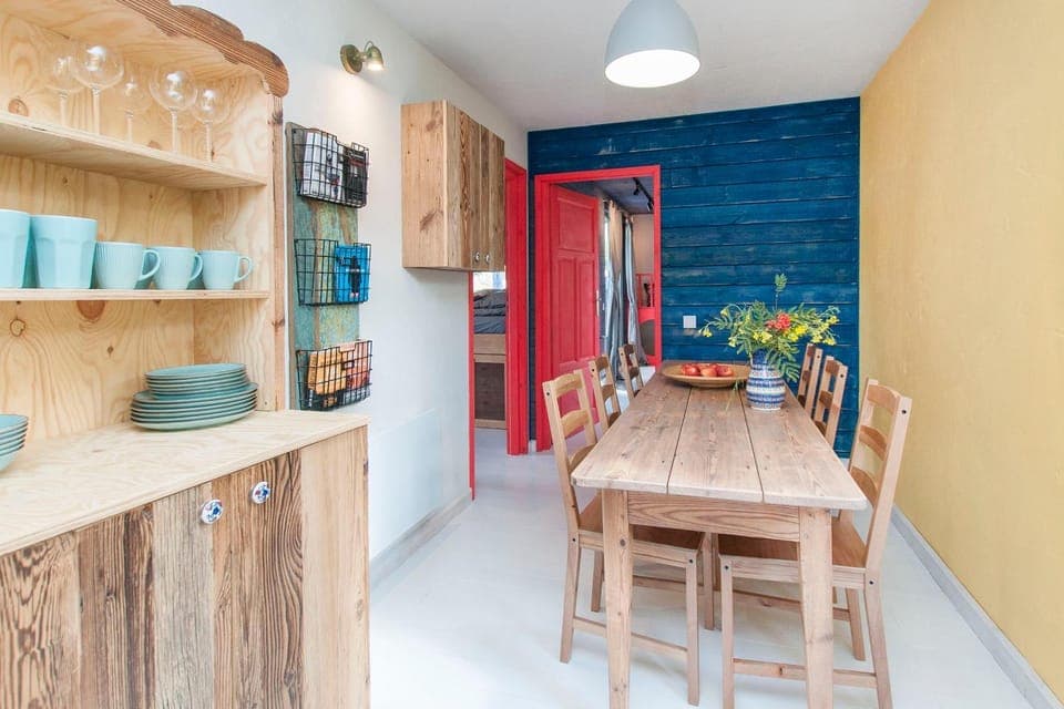 Decorative detail, Dining area, microwave, kitchen