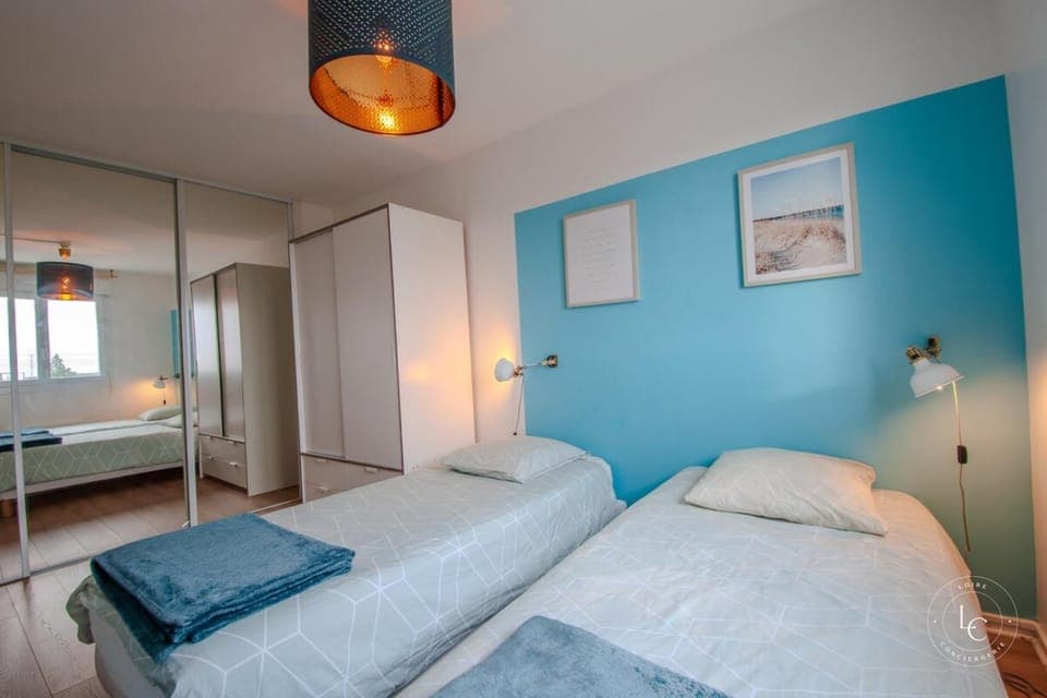 Bed, Photo of the whole room, Bedroom