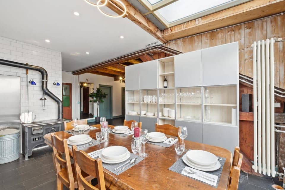 Kitchen or kitchenette, Living room, Seating area, Dining area, furniture, oven