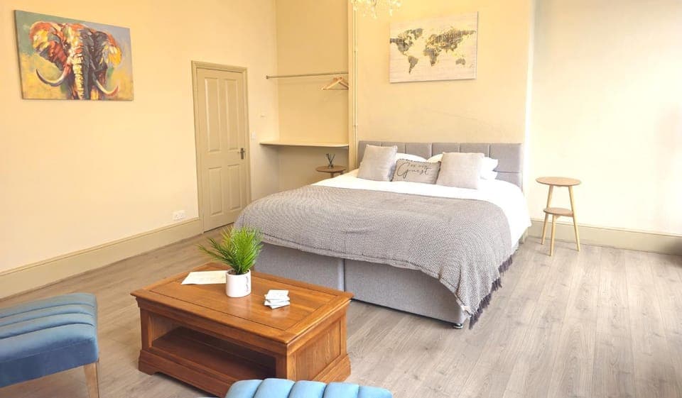 Photo of the whole room, Bedroom