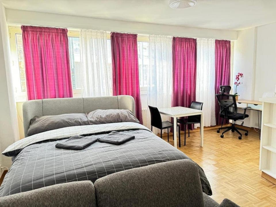 Bed, Living room, Photo of the whole room, Seating area, Bedroom