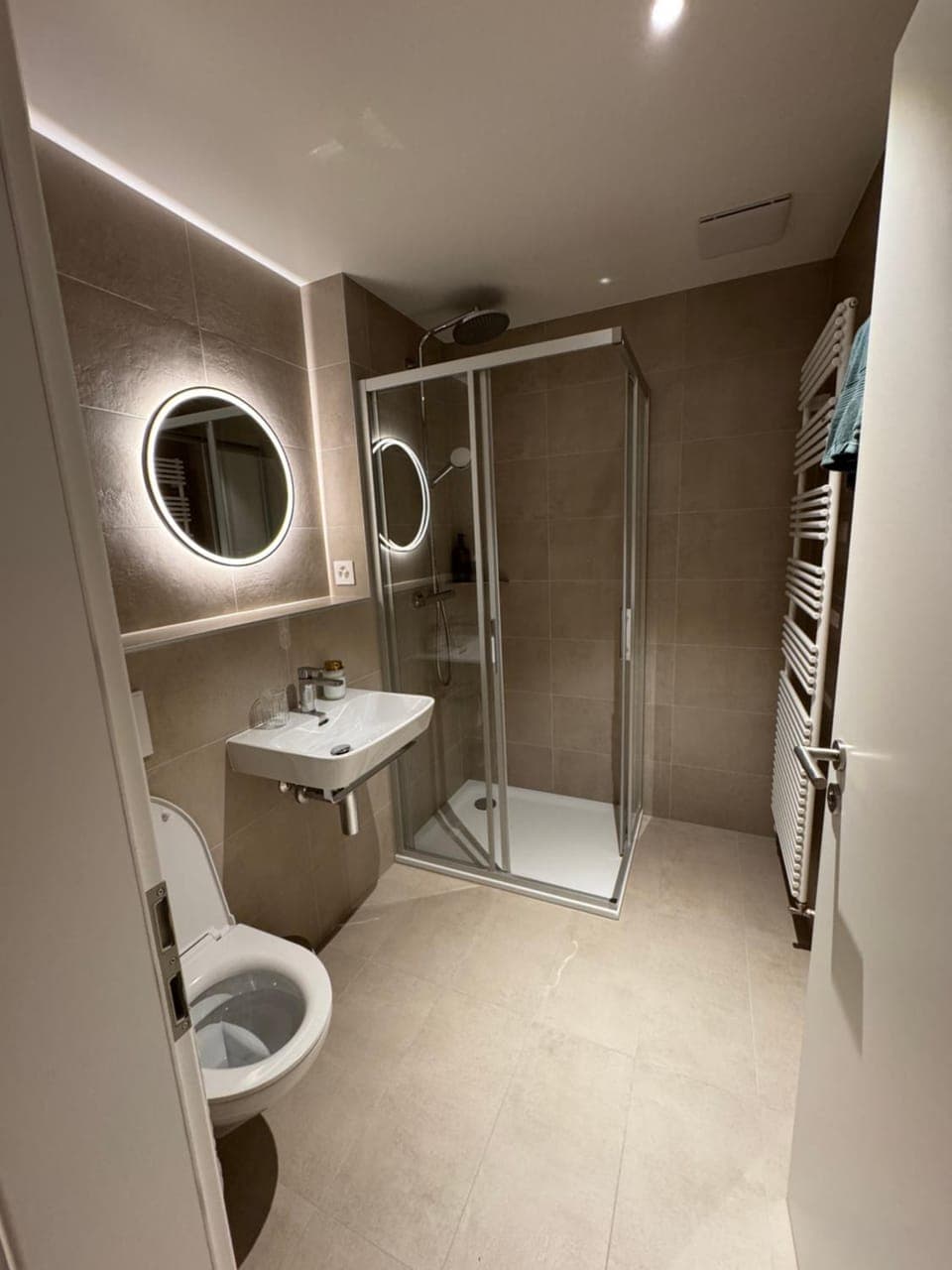 Shower, Toilet, Bathroom, towels