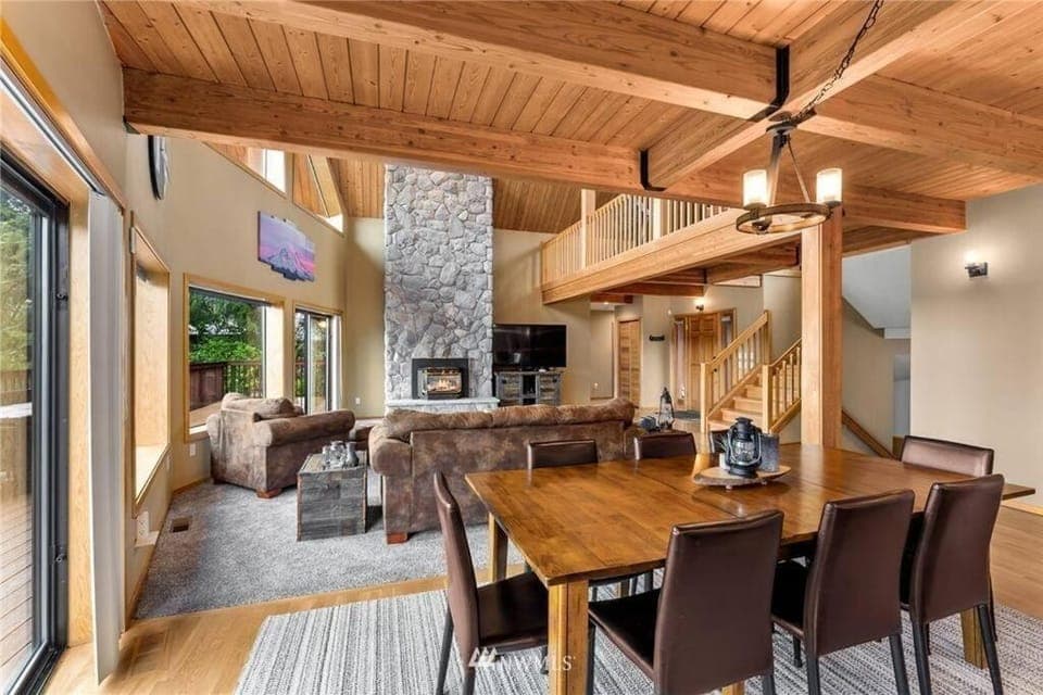 Communal lounge/ TV room, TV and multimedia, Living room, Seating area, Dining area